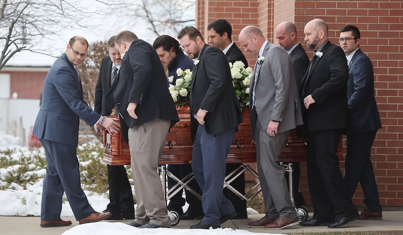 O caixão da irmã Mary Hales, esposa do falecido Élder Robert D. Hales, do Quórum dos Doze Apóstolos, é transportado da capela da Igreja durante o funeral em North Salt Lake, no sábado, 21 de janeiro de 2023.