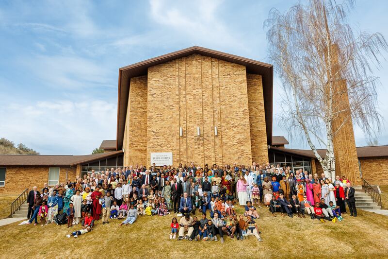 Mais de 100 membros e amigos da recém-criada Ala Treasure Valley (Swahili) tiram uma foto fora da capela no domingo, 8 de fevereiro de 2026, em Boise, Idaho.