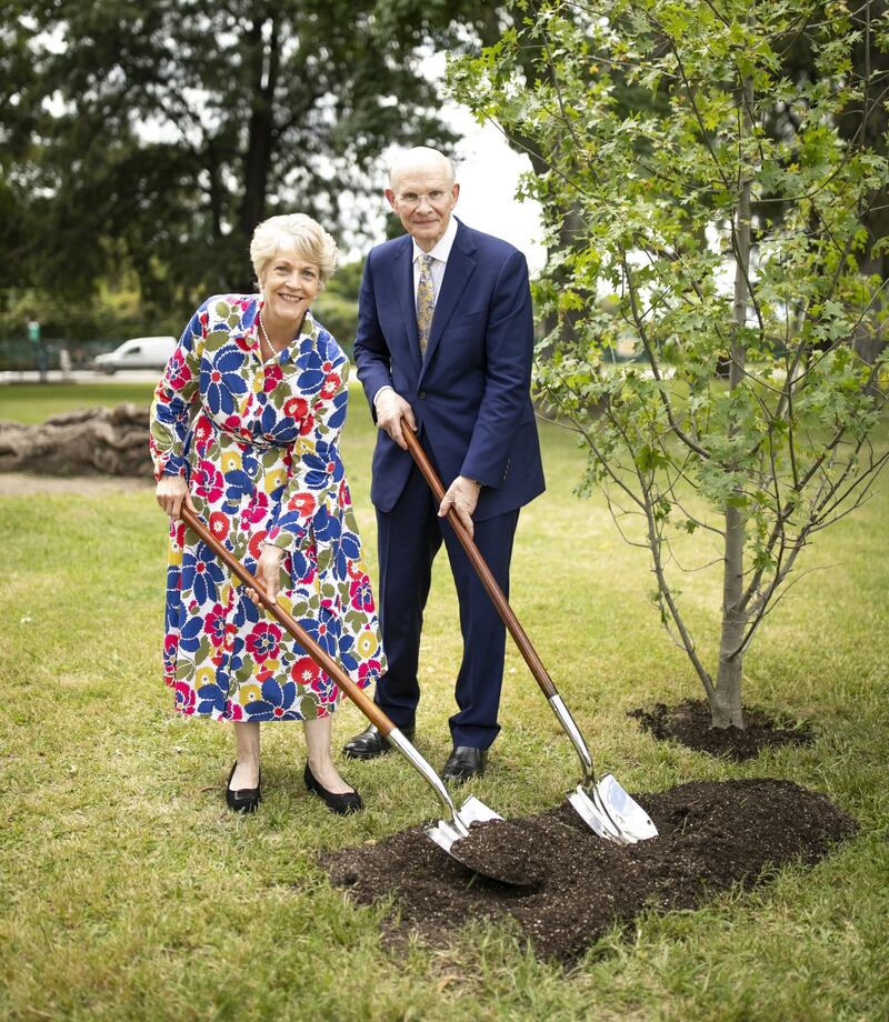 Elder Dale G. Renlund do Quórum dos Doze Apóstolos, e sua esposa, Sister Ruth Renlund, ajudam a plantar carvalhos no Parque Tres de Febrero — o mesmo local onde Elder Melvin J. Ballard ofereceu uma oração dedicando a América do Sul para a pregação do evangelho em 1925 — em Buenos Aires, Argentina, em 16 de novembro de 2025.