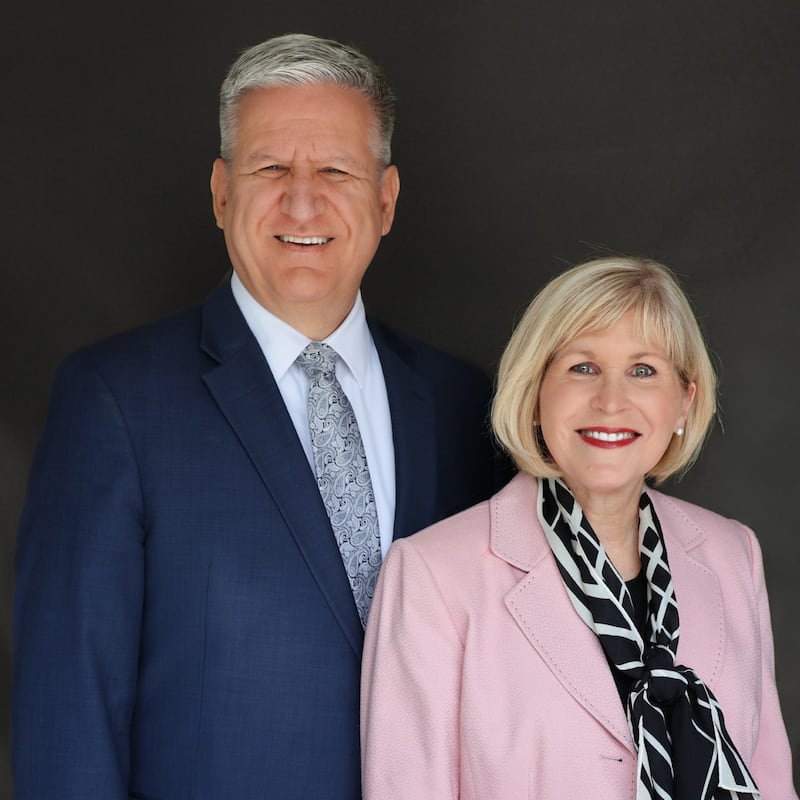 David Lewis White e Cynthia Lee Hansen White, que servirão como presidente e matrona do novo Templo de Modesto Califórnia quando for dedicado.