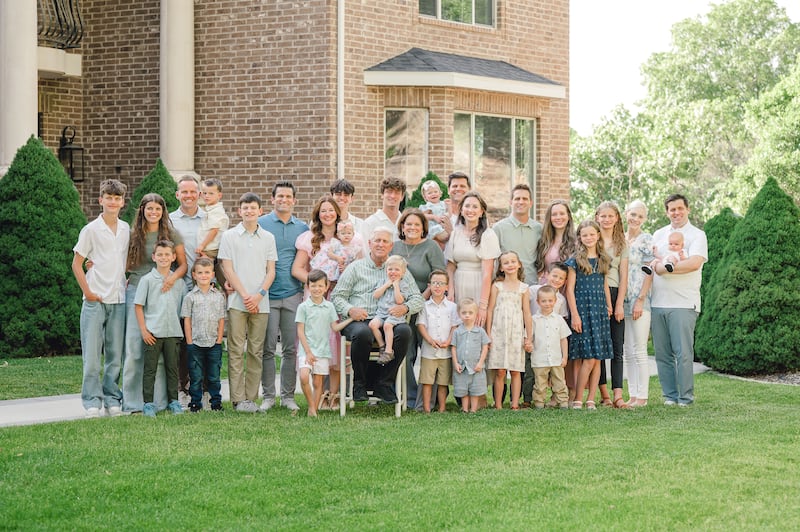 Shawna Edwards — compositora de "Because," uma nova adição a Hymns—For Home and Church — sorri para uma foto com sua família extensa de Alpine, Utah, junho de 2025.
