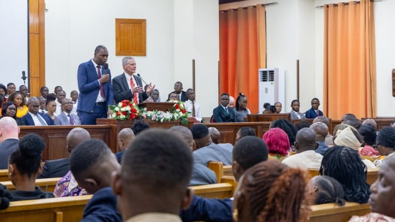 Elder David A. Bednar fala do púlpito durante uma conferência de estaca especial da Estaca Kimbaneseke da República Democrática do Congo, em Kinshasa, no domingo, 15 de março de 2026.