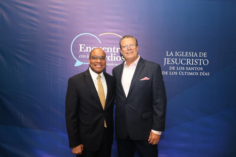 À esquerda, Élder Ahmad S. Corbitt, um Setenta Autoridade Geral e membro da presidência da Área do Caribe da Igreja, está em pé com Eduardo Cancela, vice-presidente da TeleOnce, durante um evento em San Juan, Porto Rico, em 28 de agosto de 2026.