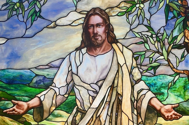 Imagem em vitral do Salvador Jesus Cristo no Templo de Paris, França.