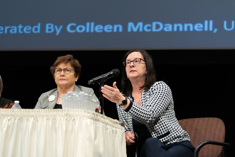 Lisa Olsen Tait, historiadora administrativa do Departamento de História da Igreja, discursa em um simpósio sobre “Mulheres, Religião e Registros” no Teatro do Centro de Conferências no sábado, 25 de fevereiro de 2023. Collen McDannell, professora da Universidade de Utah, também aparece na foto.