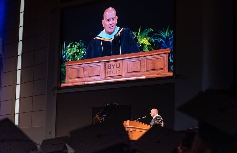 O Irmão David J. Wunderli, primeiro conselheiro da presidência geral dos Rapazes, discursa durante a cerimônia de formatura de BYU–Idaho na quinta-feira, 23 de julho de 2026, em Rexburg, Idaho.