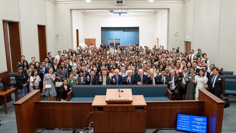 Élder Dieter Uchtdorf posa com líderes locais da Igreja da Tailândia durante uma reunião geral de liderança.