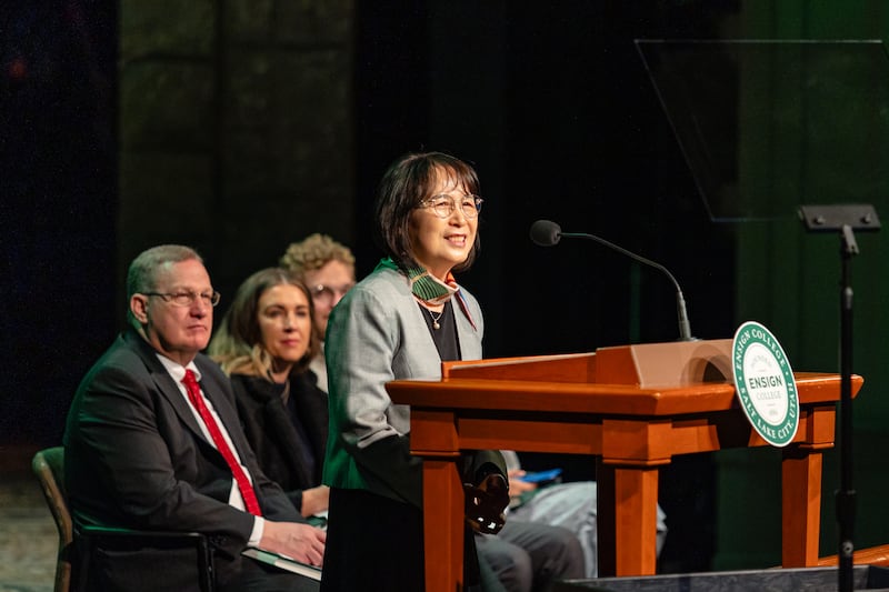 A irmã Bon Kyung Koo Choi, esposa do Élder Yoon Hwan Choi, Setenta Autoridade Geral, fala durante um devocional do Ensign College realizado no Teatro do Centro de Conferências no centro de Salt Lake City, na terça-feira, 19 de novembro de 2024.