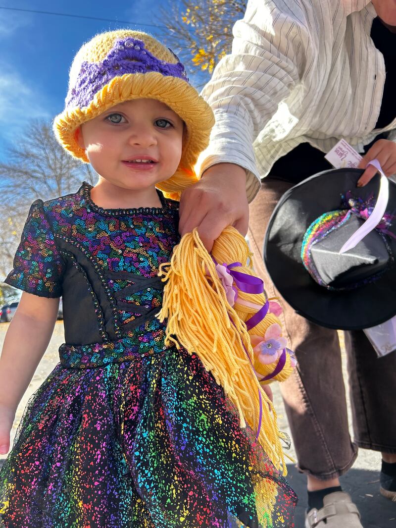Rossi Holliday, uma menina de 2 anos que terminou tratamentos de câncer em maio de 2025, usa uma peruca que recebeu do projeto Magic Yarn em Blanding, Utah, 25 de outubro de 2025.