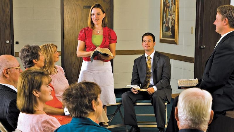 Um grupo de adultos discute as escrituras durante uma aula de doutrina do evangelho.