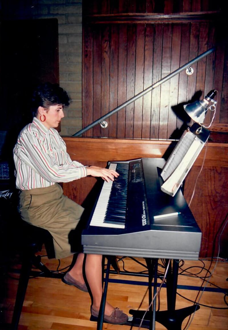A compositora Cathy Tibbitts toca o teclado no sul da Califórnia em 1991.