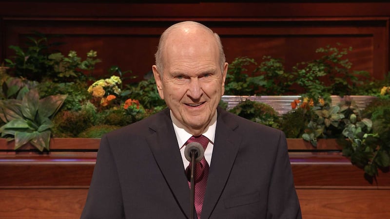 Presidente Russell M. Nelson discursa na sessão da manhã de domingo da 188ª Conferência Geral Anual, no Centro de Conferências em Salt Lake City, em 1º de abril de 2018. O presidente e a irmã Ashton mostraram videoclipes com trechos do discurso de Presidente Nelson em seu devocional na BYU–Pathway, em 25 de abril de 2023.