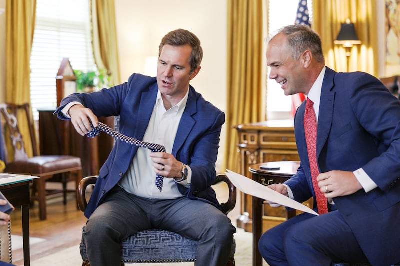 Elder Nathan A. Craig, um Setenta de Área que começará a servir como líder de missão em julho de 2026, à direita, recebe uma gravata com tema de Kentucky do Governador de Kentucky Andy Beshear, à esquerda, em 10 de março de 2026.