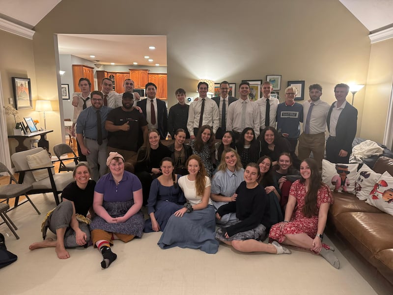 Membros do Monte Auburn Ala YSA tiram uma foto após um jantar e uma atividade no templo de Cambridge, Massachusetts, 11 de março de 2026.