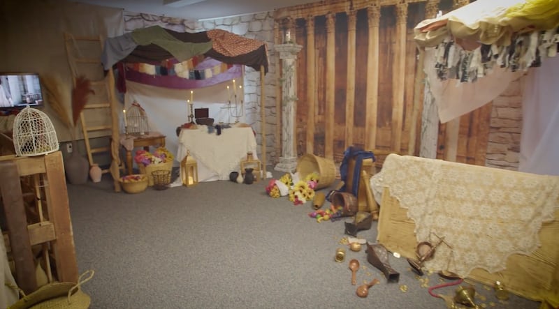 A sala de uma capela de Herriman, Utah, é transformada para ilustrar Jesus Cristo purificando o templo durante a última semana de Sua vida levando à Crucificação, em 9-10 de abril de 2025.