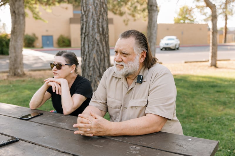 Brent e Cherie Tolman contam a história de perder sua casa nos incêndios florestais de Spokane no início de agosto em Spokane, Washington, no sábado, 22 de agosto de 2026.