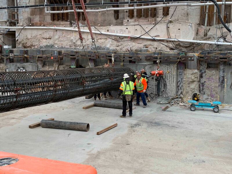 Durante o processo de reforço sísmico de perfuração e escavação, os tubos são reforçados com aço e preenchidos com concreto estrutural para atuar como vigas de apoio sob a fundação existente do Templo de Salt Lake como parte do projeto de renovação da Praça do Templo no centro de Salt Lake City, durante o mês de dezembro de 2021.