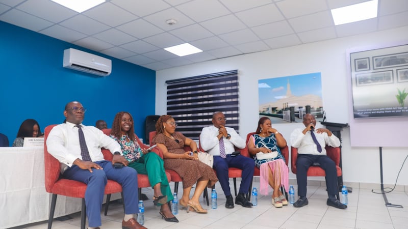Presidentes de estaca nigerianos e suas esposas compartilham suas experiências sobre sua participação no BYU–Pathway Worldwide durante uma discussão em Lagos, Nigéria, em julho de 2026.