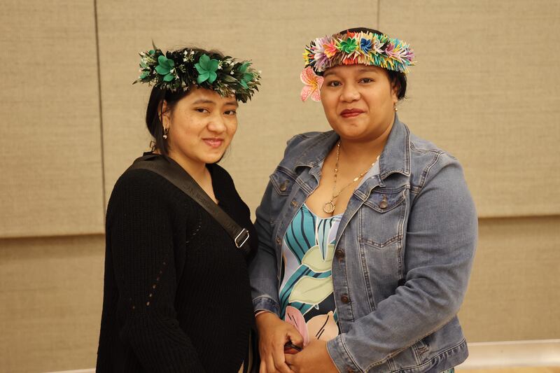 Evelynn Ehram e Juleen Robert Inowe, usando toucas tradicionais de Pohnpei, foram fotografadas em uma conferência de mulheres da Estaca Asheville North Carolina em 26 de setembro de 2026.
