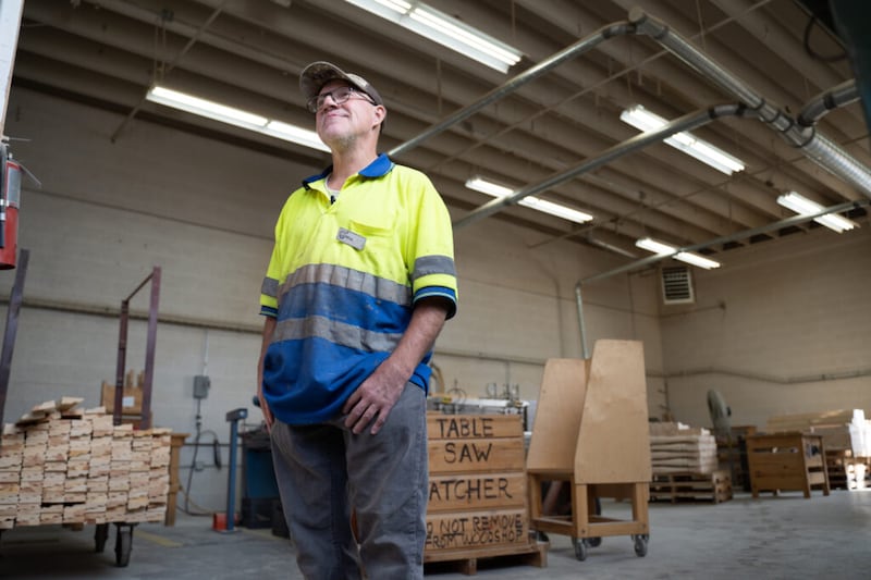 Neal Sharp trabalha duro na linha de pintura de Deseret Manufacturing em Salt Lake City, em novembro de 2021.