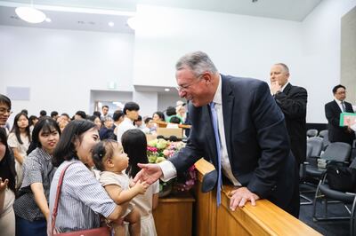 O élder Ulisses Soares cumprimenta membros após uma transmissão nacional para membros em Seul, Coréia do Sul, no domingo, 25 de agosto de 2019.