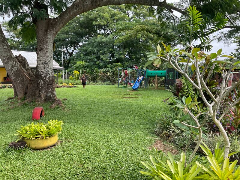 Crianças brincam nos novos equipamentos de playground, fornecidos ao campus da House of Hope pela Pacific Assist, em parceria com A Igreja de Jesus Cristo dos Santos dos Últimos Dias em Apia, Samoa, em julho de 2023.