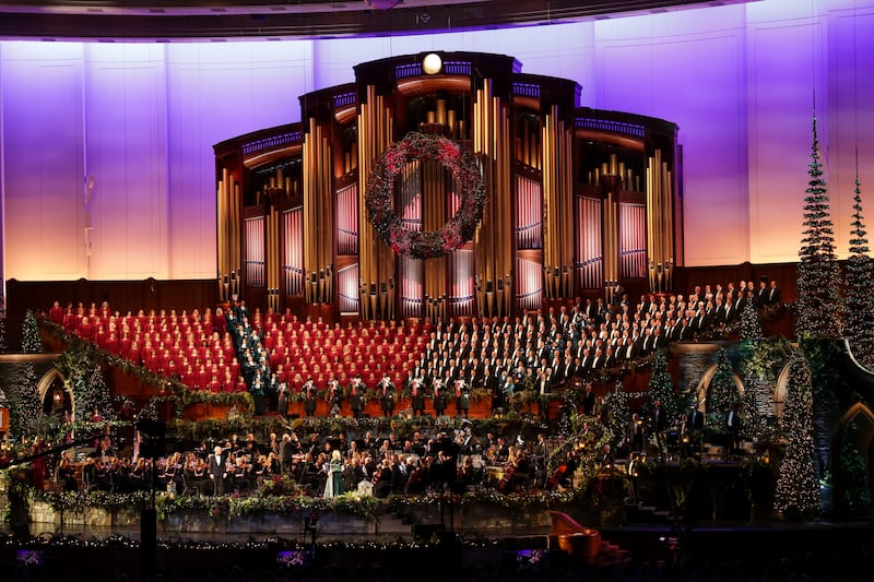 O Coro do Tabernáculo e Orquestra na Praça do Templo, os Sinos na Praça do Templo e Gabriel Trumpet Ensemble se apresentam durante a gravação do especial de televisão “Natal com o Coro do Tabernáculo” no Centro de Conferências em Salt Lake City na sexta-feira, 17 de dezembro de 2021. Megan Hilty e Neal McDonough, convidados especiais participaram sob a regência de Mack Wilberg diretor de música.