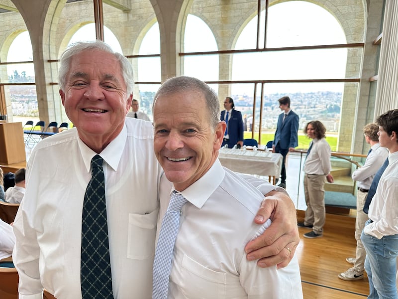 À direita, o irmão Peter G. Vidmar, membro do conselho consultivo geral dos Rapazes, reencontra-se com seu professor do seminário, irmão Larry Johnson, no BYU Jerusalem Center.