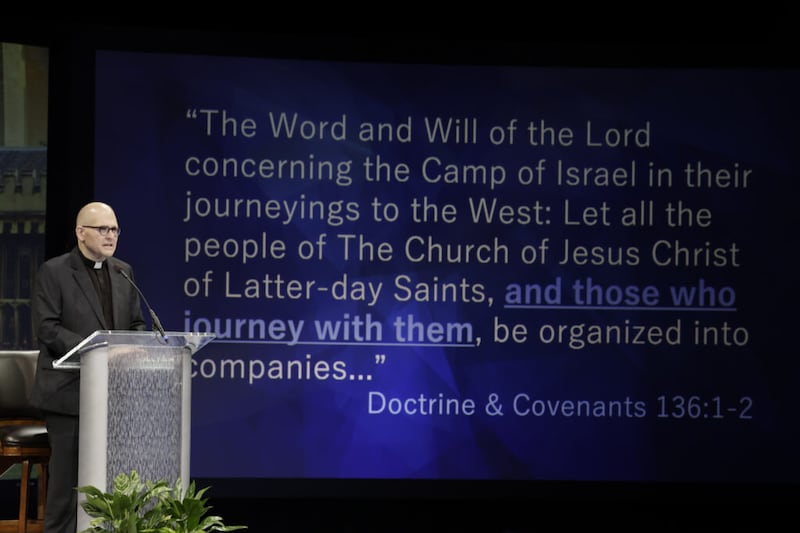 Rev. Dr. Andrew Teal, capelão anglicano e teólogo do Pembroke College da Universidade de Oxford, discursa em um fórum no Marriott Center no campus da BYU, no dia 26 de outubro de 2021.