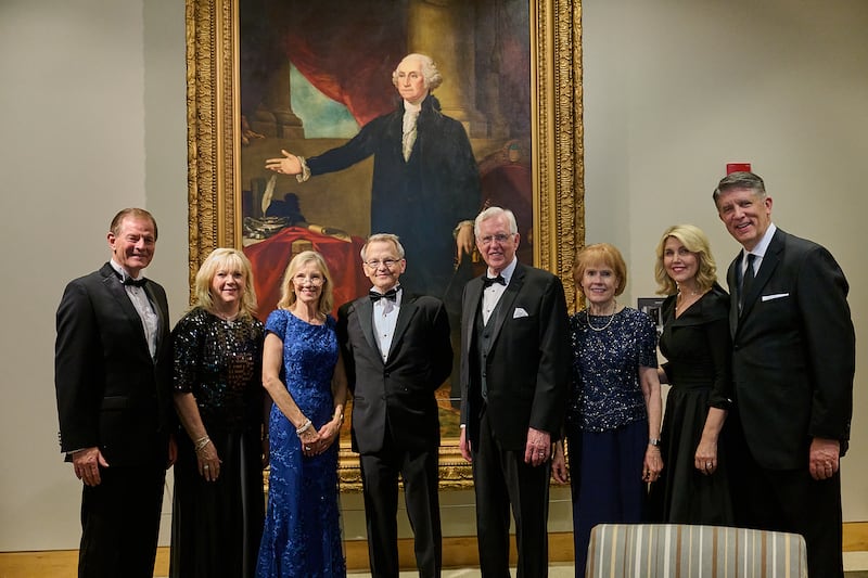 O Presidente D. Todd Christofferson, segundo conselheiro da Primeira Presidência, quarto da direita, Elder Gary E. Stevenson do Quórum dos Doze Apóstolos, à extrema esquerda, e Elder Matthew S. Holland, um Setenta Autoridade Geral, à extrema direita, e outros participam do evento anual Canterbury Medal Gala da Becket no National Constitution Center na Filadélfia, Pensilvânia, na quinta-feira, 11 de junho de 2026.
