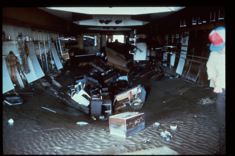 Uma loja de música na Main Street em Rexburg, Idaho, está repleta de lama e detritos após a inundação da Barragem de Teton no sábado, 5 de junho de 1976.