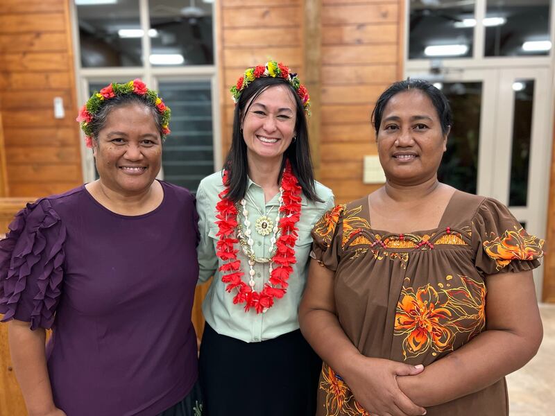 A irmã Kristin M. Yee, ao centro, segunda conselheira na presidência geral da Sociedade de Socorro, sorri com as irmãs da ilha de Chuuk, no Pacífico, em março de 2023.
