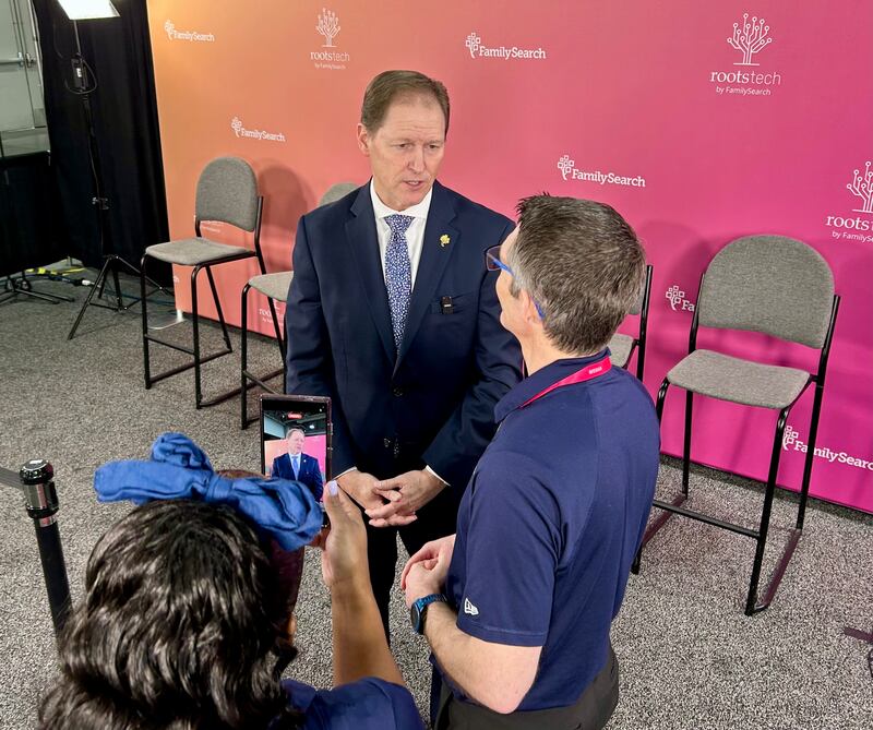 Elder Mark A. Bragg é entrevistado por Brandon Isle no RootsTech.