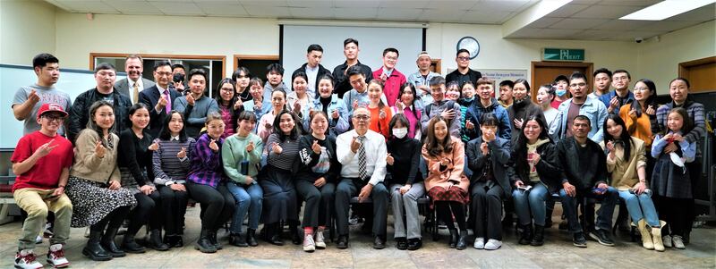 Presidente Odgerel Ochirjav, que serviu como primeiro conselheiro da Missão Mongólia Ulaanbaatar na época, ao centro, posa para uma foto com sua classe do instituto em Ulaanbaatar, Mongólia, em abril de 2022.