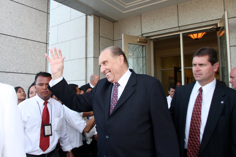 Presidente Thomas S. Monson acena para os membros da Igreja ao sair do Templo de Cebu Filipinas, que dedicou em 13 de junho de 2010.