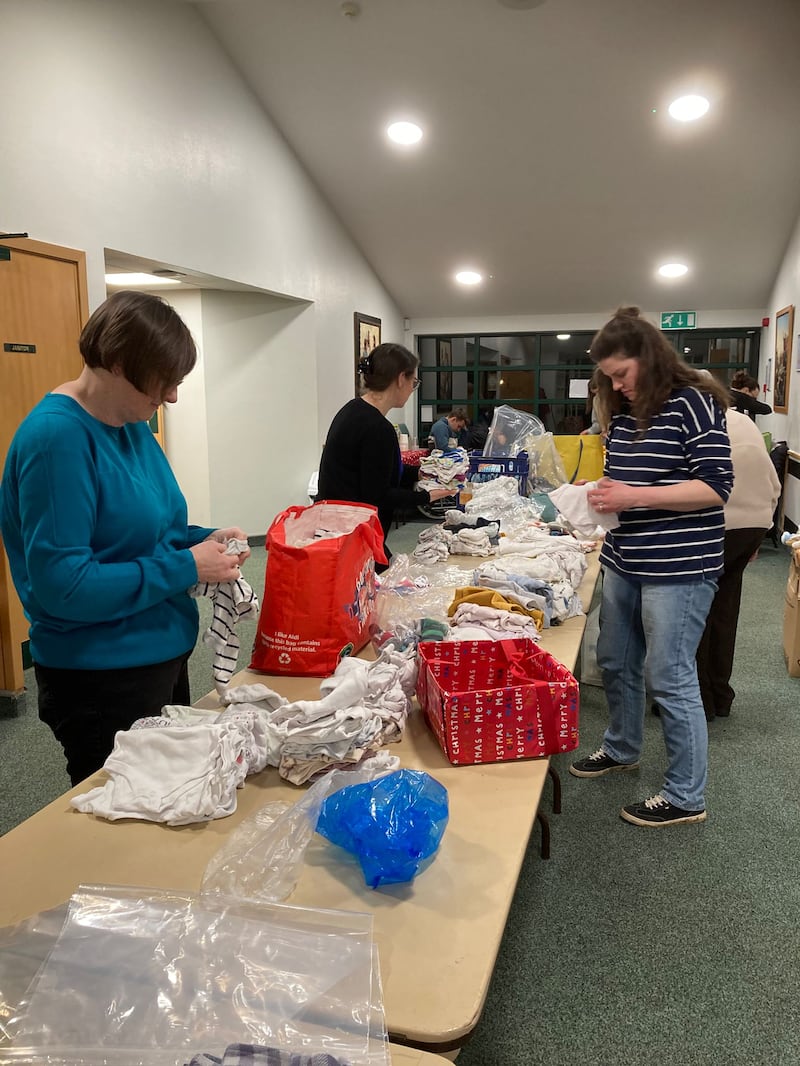 As mulheres da Sociedade de Socorro organizam suprimentos para Baby Basics em uma atividade da Sociedade de Socorro de Northampton, Inglaterra, 24 de fevereiro de 2026.
