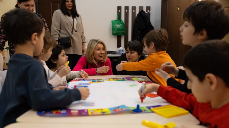 Presidente Camille N. Johnson interage com crianças no centro de cuidados infantis Children of the Sun em Tbilisi, Geórgia, na quarta-feira, 4 de março de 2026.