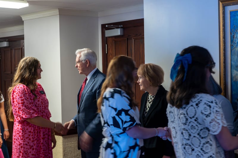 Presidente D. Todd Christofferson, segundo conselheiro da Primeira Presidência, e sua esposa, Sister Kathy Christofferson, cumprimentam mais de 250 missionários da Missão Canadá Toronto em Brampton, Ontário, no sábado, 13 de junho de 2026.