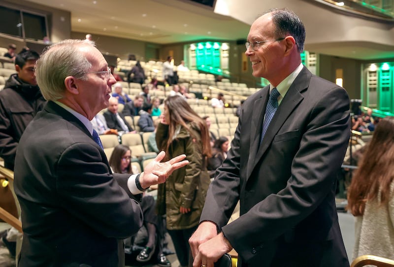 O presidente da Ensign College, Bruce C. Kusch, conversa com Bispo W. Christopher Waddell, primeiro conselheiro no Bispado Presidente, antes do início do devocional semanal da Ensign College, realizado no Teatro do Centro de Conferências em Salt Lake City na terça-feira, 23 de janeiro de 2024.
