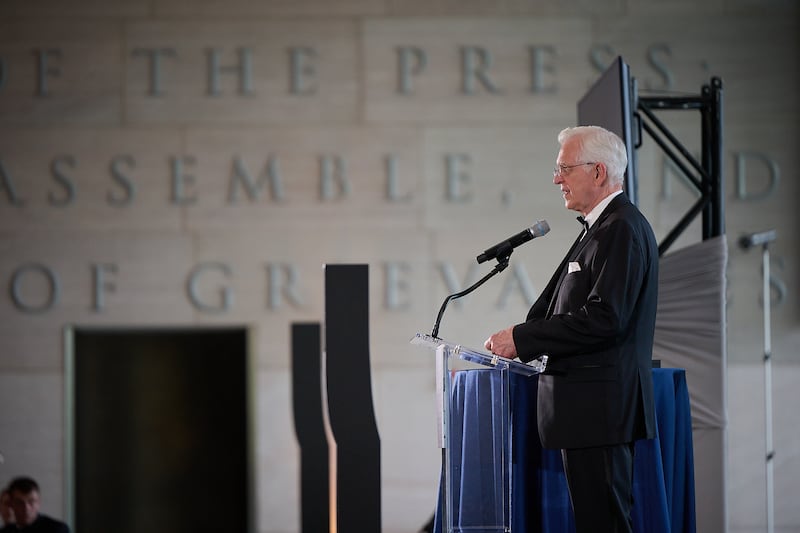 Presidente D. Todd Christofferson, segundo conselheiro da Primeira Presidência, prepara-se para proferir a invocação no evento anual Canterbury Medal Gala do Becket no National Constitution Center na Filadélfia, Pensilvânia, na quinta-feira, 11 de junho de 2026.
