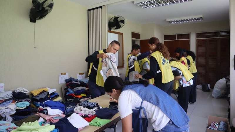Voluntários e missionários de A Igreja de Jesus Cristo dos Santos dos Últimos Dias preparam itens para os afetados pelos dois terremotos na Venezuela no sábado, 27 de junho de 2026.
