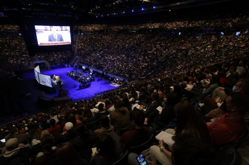 Élder Jeffrey R. Holland, do Quórum dos Doze Apóstolos, discursa para estudantes da BYU no Marriott Center em Provo na terça-feira, dia 18 de janeiro de 2022.