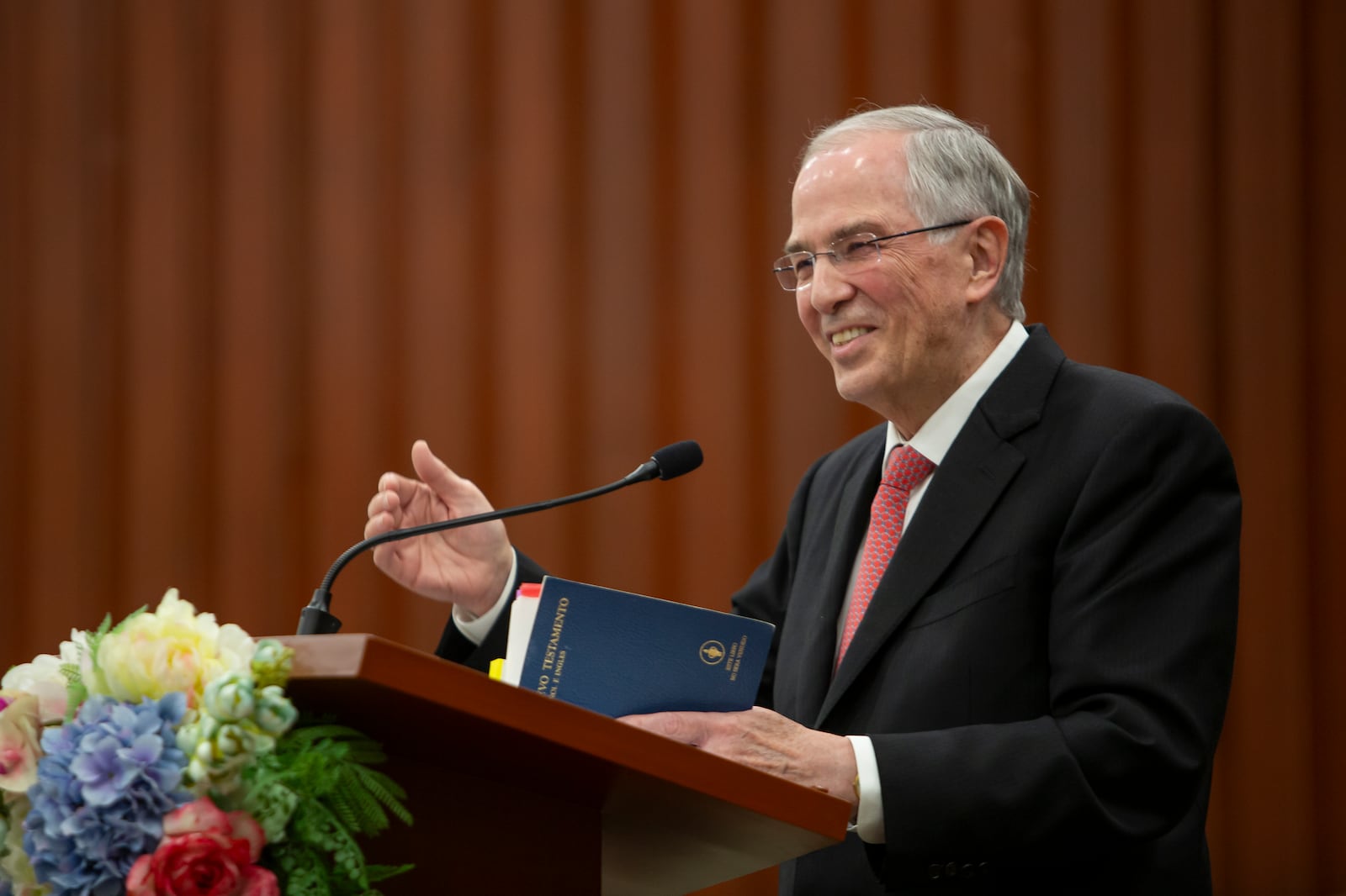 Neil Andersen Élder Neil L. Andersen ministra aos membros na Cidade do México ...