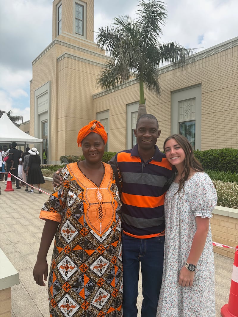 Kilford Shereni, ao centro, e sua esposa, Tsitsi, estão acompanhados por Loryn Stoddard na casa aberta do Templo de Harare, Zimbábue.