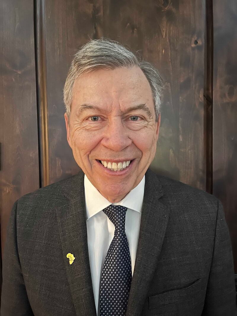 Um retrato de Norman Hill.