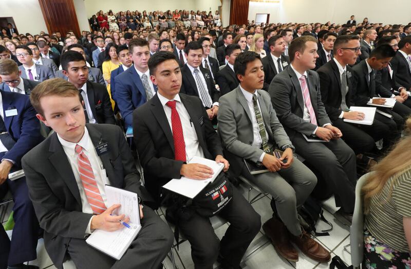 Alguns missionários ouvem o Presidente Russell M. Nelson de A Igreja de Jesus Cristo dos Santos dos Últimos Dias, e o Élder Gary E. Stevenson, do Quórum dos Doze Apóstolos, durante uma reunião em Lima, no Peru, no dia 20 de outubro de 2018.