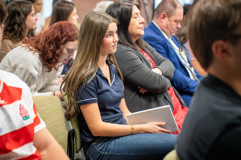 Estudantes da Ensign College ouvem o Élder Rubén V. Alliaud durante o devocional em Salt Lake City na terça-feira, 15 de setembro de 2026.