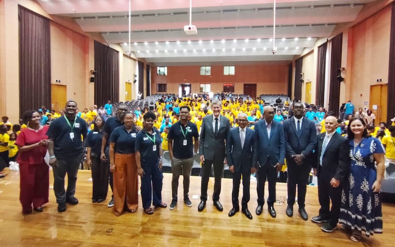 Líderes do país e da cidade se posicionam com líderes da Igreja no palco diante de centenas de jovens na cerimônia de abertura das sessões Para a Força da Juventude em Praia, Cabo Verde, 17 de agosto de 2026.