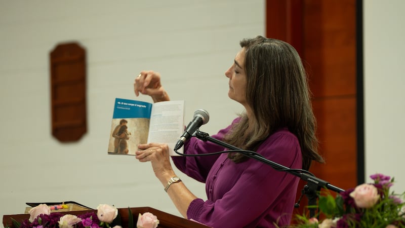 Irmã Andrea Muñoz Spannaus mostra o guia atualizado "For the Strength of Youth" em Antananarivo, Madagáscar, 29 de agosto de 2026.