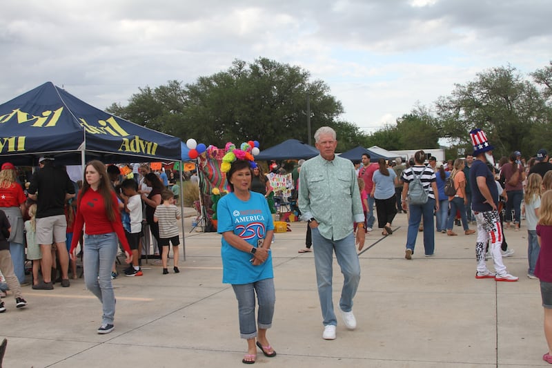 Os participantes caminham entre os diferentes estandes e atividades no evento "Fiesta 2026" de San Antonio, Texas, em 11 de abril de 2026.
